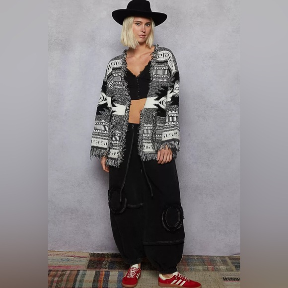 102. POL 🛑 COST black and white OVERSIZED fringe cardigan with pockets - Picture 2 of 2